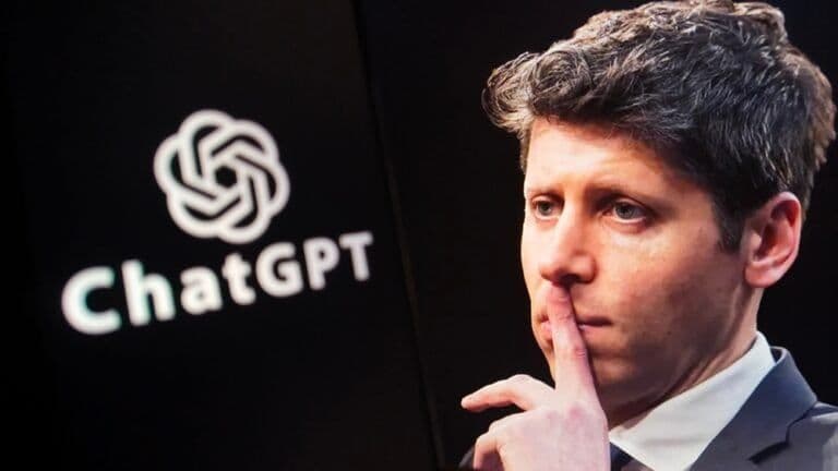 Sam Altman ved siden av ChatGPT-logoen på mørk bakgrunn