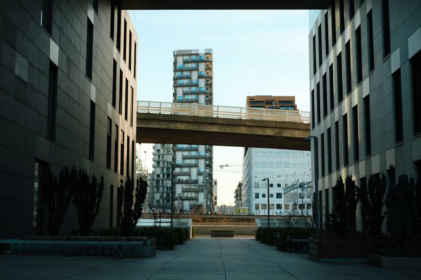 Moderne kontorbygg med gangbro mellom fasadene