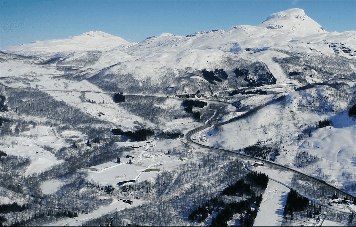 Vinterlandskap med snødekte fjell og dalføre i Nord-Norge