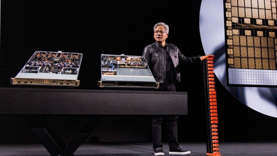 Nvidia-sjef Jensen Huang på en scene med servermaskinvare