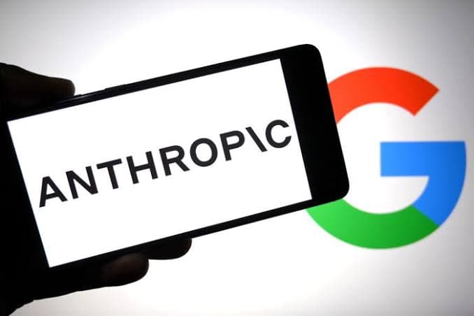 Mobiltelefon med Anthropic-logoen holdt foran Googles G-logo