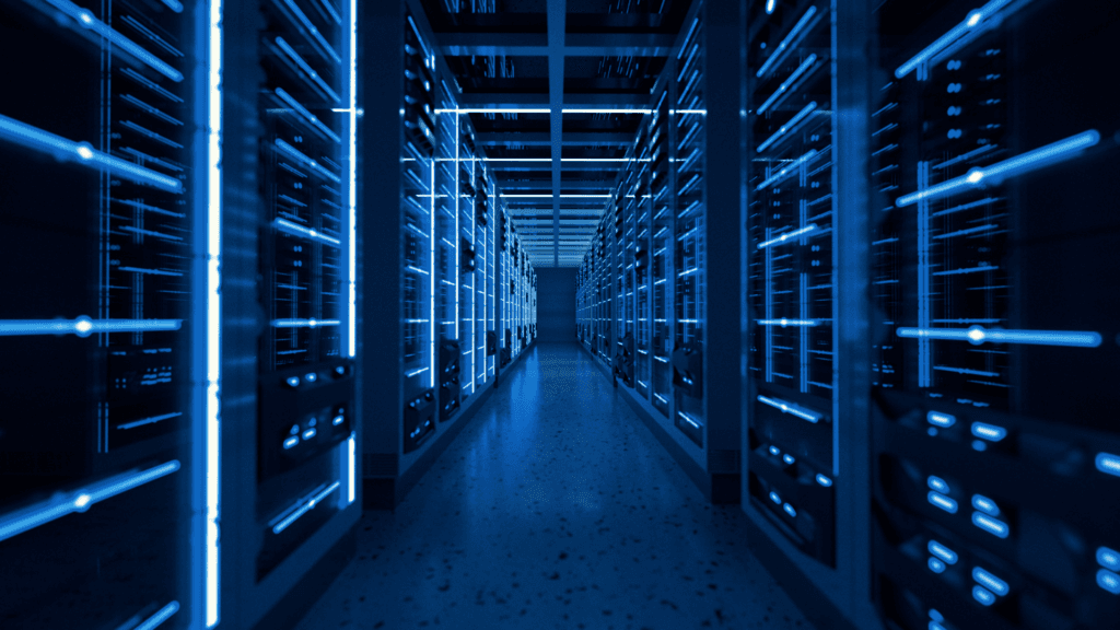 Serverrekker i mørkt datasenter med blå belysning