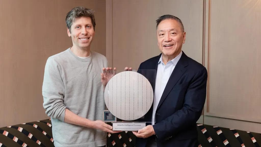 Sam Altman og Broadcom-sjef Hock Tan holder en silisiumskive sammen