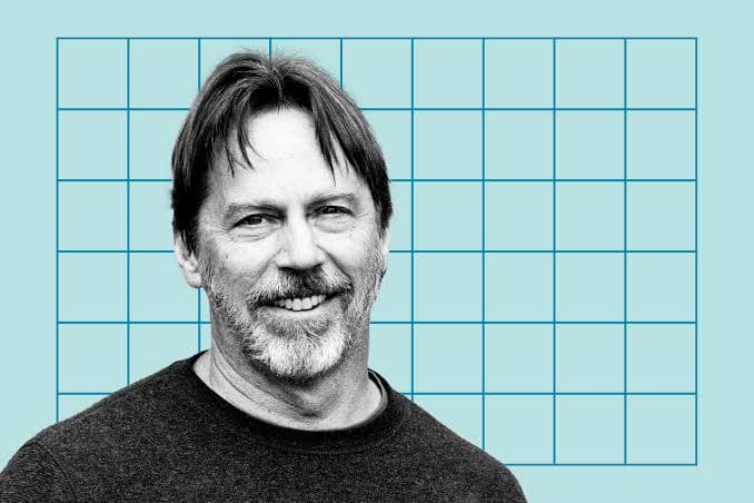 Portrett av Jim Keller mot rutemønstret bakgrunn